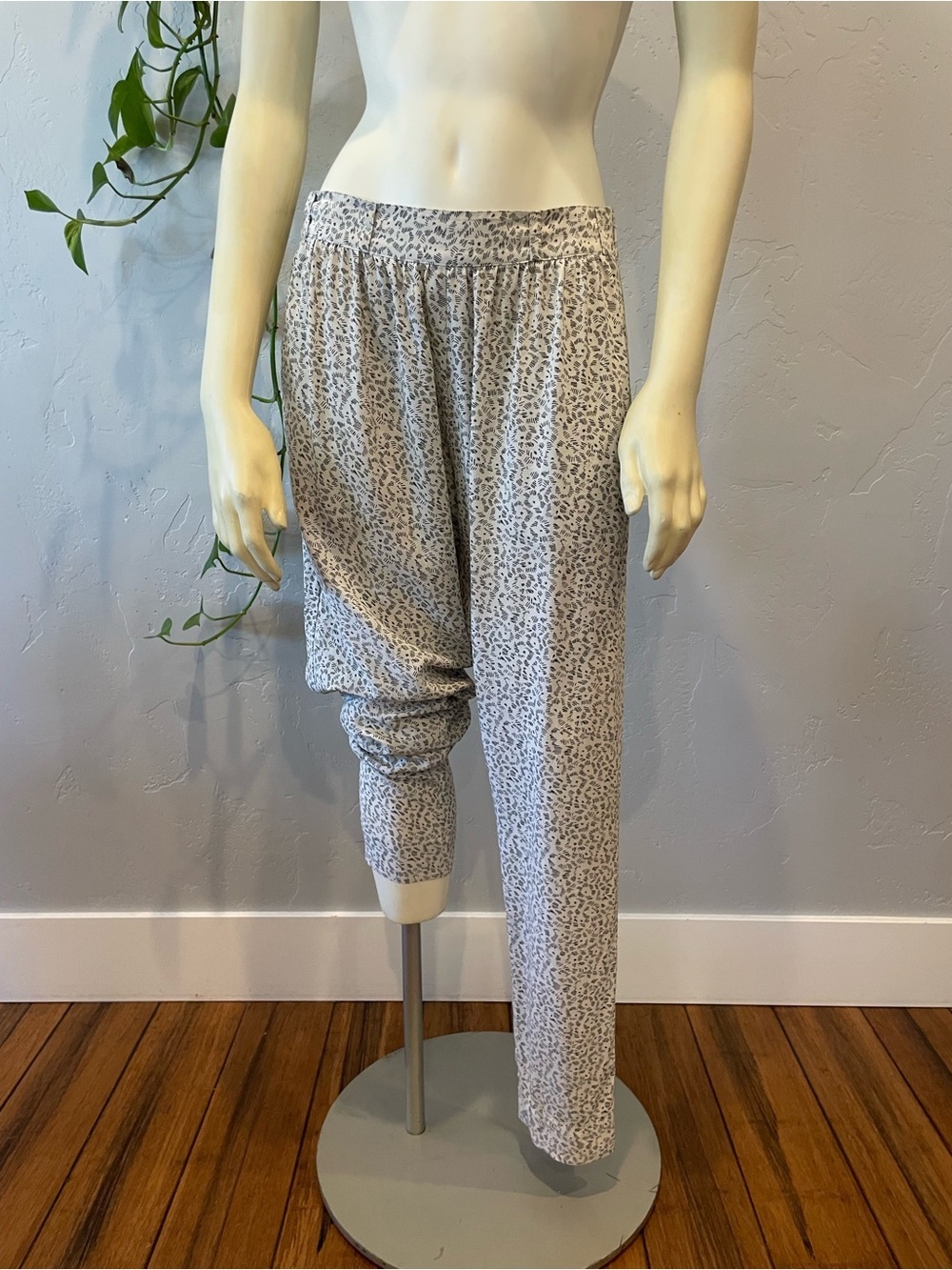 Steven Alan 100% silk abstract print  harem pants in Light Gray 4 ret. $268